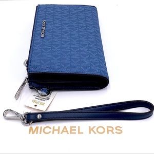 MICHAEL KORS LARGE DOUBLE ZIP WRISTLET DK CHAMBRAY